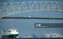 Cầu ở Mỹ sập sau khi bị tàu đâm
