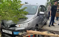 Ô tô tập lái tông người đàn ông đang ngồi ven đường