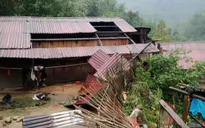 Mưa đá, giông lốc làm hàng trăm ngôi nhà bị sập đổ, tốc mái