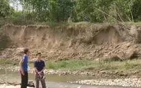 Khai thác cát trái phép gây sạt lở nghiêm trọng
