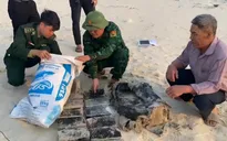 Hơn 20kg chất nghi ma túy trôi dạt vào bờ biển Quảng Bình