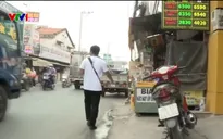 Người dân phải đi bộ dưới lòng đường vì vỉa hè bị lấn chiếm hết