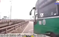Xe khách chèn ép xe con trên cao tốc