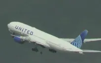 Máy bay United Airlines hạ cánh khẩn cấp do bị rơi lốp