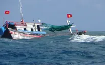 Đảo Đá Lát (Trường Sa) hỗ trợ lương thực cho ngư dân tàu cá gặp nạn