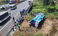 Xe khách lật ngang, văng ra khỏi cao tốc Thành phố Hồ Chí Minh - Trung Lương