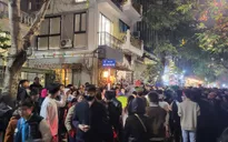 Hồ Tây đông nghịt người xem trình diễn ánh sáng, đường phố tắc nghẽn đến đêm