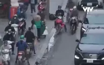Vô tư vượt đèn đỏ, đi ngược chiều vì... ''ai cũng thế'', ''chuyện bình thường''