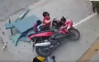 Mẹ dừng xe không tắt máy, con vít ga tông thẳng vào nhóm người ngồi trên vỉa hè