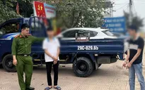Tạm giữ hai thanh niên đi xe máy cướp điện thoại giữa ban ngày