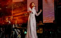 Phương Mỹ Chi hát "Bài ca đất phương Nam", "biển người" hào hứng hòa giọng cùng Cine Show
