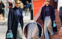 Jennifer Lopez mặc quần jeans bẩn giá 620 USD