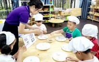 Trẻ mầm non thích thú làm bánh trôi dịp Tết Hàn Thực