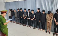 Nhóm thanh thiếu niên lạng lách, đánh võng, xịt hơi cay vào công an