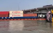 Giải cứu tàu chở container 4.600 tấn mắc kẹt dưới gầm cầu Đồng Nai