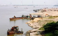 Khai thác cát trái phép gây sạt lở và thay đổi dòng chảy của sông Hồng