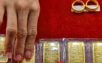 Tăng cung, kéo vàng "trở lại mặt đất"?
