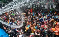 Sôi động lễ hội té nước Songkran đón năm mới tại Thái Lan
