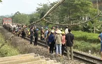 Hai chị em gái tử vong khi đi xe đạp điện băng qua đường sắt