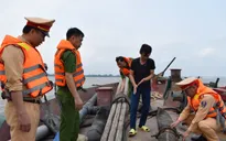 Bắt quả tang tàu hút cát trái phép trên sông Hồng