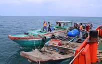Tàu cảnh sát biển chở 350.000 lít nước ngọt cấp cho người dân đảo Hòn Chuối