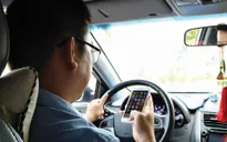 Nhiều người còn thờ ơ với nguy cơ tai nạn khi vừa lái xe vừa dùng điện thoại