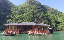 Tạm dừng đón khách tới Trung tâm Văn hóa nổi Cửa Vạn trên Vịnh Hạ Long