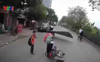 Cảnh báo va quệt vào lưới tôn sắc do xe máy chở cồng kềnh