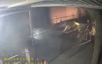 Anh gác tàu lao ra cản người đàn ông lao vào tàu đang chạy