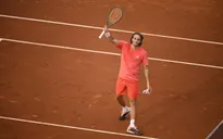 Stefanos Tsitsipas vào tứ kết Barcelona mở rộng
