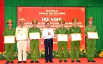 Khen thưởng tập thể, cá nhân giải cứu con tin do đối tượng “ngáo đá” khống chế