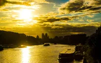 Pháp nỗ lực làm sạch sông Seine trước thềm Olympic Paris 2024