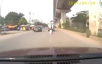 Tài xế ô tô phanh xe kịp thời tránh kệ hàng rơi phía trước