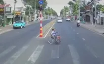 Tài xế ô tô dừng xe nhường đường cho người khuyết tật