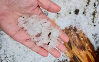 Liên tiếp xuất hiện giông lốc, mưa đá ở nhiều địa phương