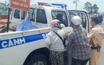 CSGT dùng xe chuyên dụng đưa ông cụ 73 tuổi đến bệnh viện kịp thời