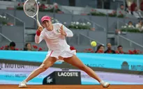 Iga Swiatek thắng chóng vánh, Stefanos Tsitsipas bất ngờ bị loại