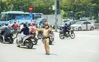 Hà Nội nắng nóng đỉnh điểm, cảnh sát giao thông bám đường phân luồng