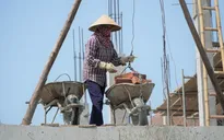 Người lao động chật vật chống chọi nắng nóng gay gắt