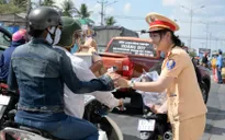Tiền Giang: Công an tặng nước miễn phí cho người dân về quê nghỉ lễ