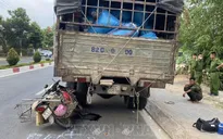 Xe máy đâm vào đuôi xe tải khiến 1 người tử vong