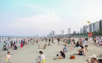 Người dân đổ về các bãi biển giải nhiệt dịp lễ 30/4