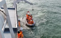 Cứu hộ 10 thuyền viên gặp nạn tại vùng biển cửa Ba Lạt, Nam Định