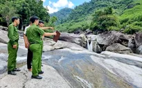 Hai học sinh đuối nước thương tâm khi ra suối lấy rêu về ăn