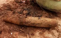 Phát hiện quả bom nặng 227 kg khi đang đào đất xây kè