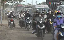 Ô tô, xe máy chen nhau lưu thông trên quốc lộ 51
