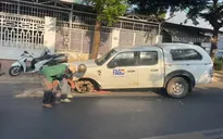 Nữ công nhân quét rác bị thương nặng sau khi xe ô tô tông trúng