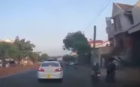 Thanh sắt công trình xây dựng rơi trúng người đi đường