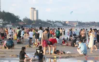 Thời tiết Nam bộ nắng nóng, nhiều du khách đổ về Vũng Tàu tắm biển