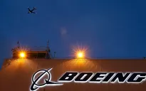 Máy bay Boeing bung vỏ động cơ khi cất cánh